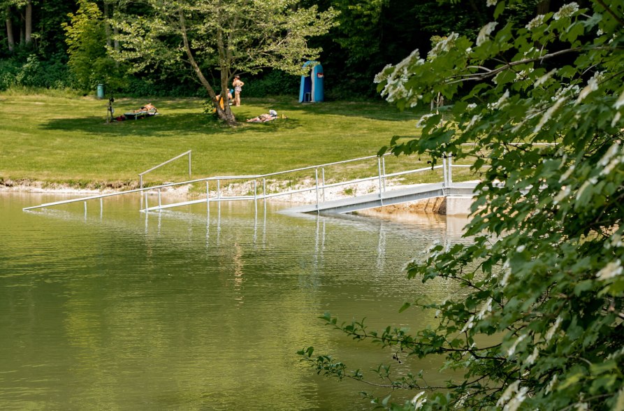 Einstieg in den Badesee Hochm&uuml;hl, &copy; Inn-Salzach Tourismus