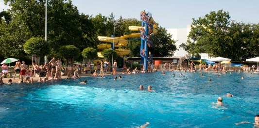 Wacker Freibad Burghausen an einem warmen Sommertag, &copy; Landratsamt Alt&ouml;tting