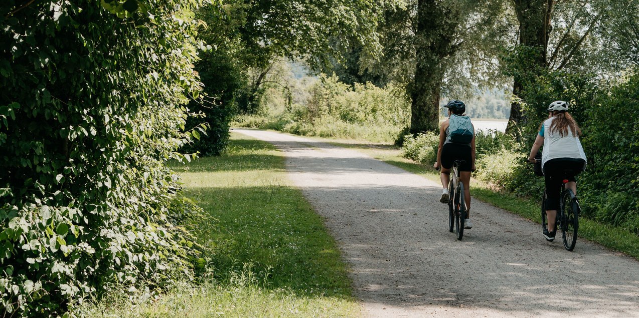 Radour mit zwei Radfahrerinnen, &copy; Inn-Salzach Tourismus