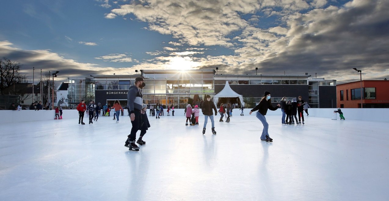 Schlittschuhl&auml;ufer auf der Eisfl&auml;che in Burghausen vorm B&uuml;rgerhaus, &copy; Gerhard Nixdorf