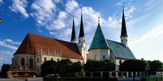 Stiftspfarrkirche St. Philippus und Jakobus hinter der Gnadenkapelle auf dem Alt&ouml;ttinger Kapellplatz, &copy; Tourismusverband Inn-Salzach
