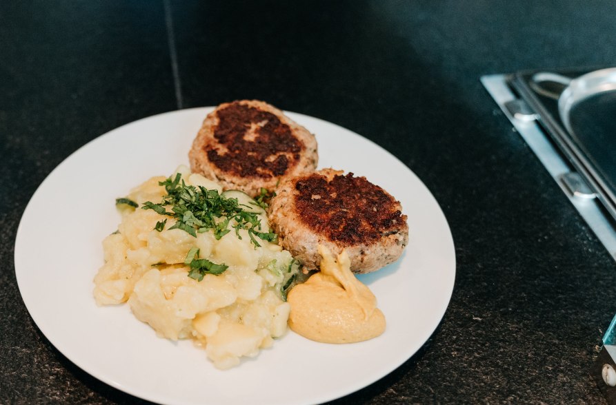 Fleischpflanzerl  mit Kartoffel-Gurken-Salat, &copy; Inn-Salzach Tourismus