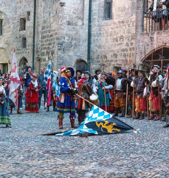 Burfest Burghausen in der Hauptburg mit historisch Gewandeten, &copy; Herzogstadt Burghausen