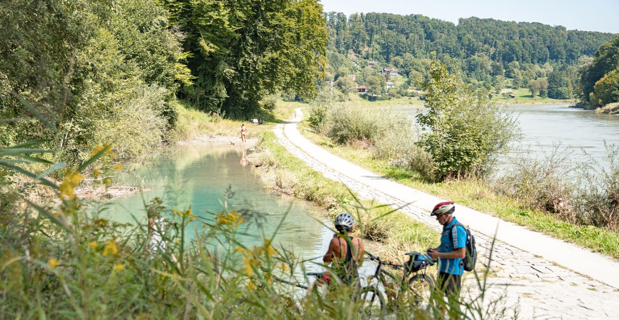 Radfahrer Pause bei der Blauen Lagune in der N&auml;he von Unterhadermark, &copy; Inn-Salzach Tourismus