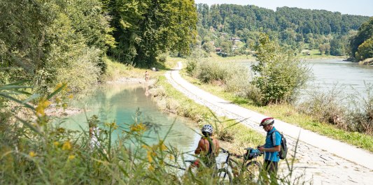 Radfahrer Pause bei der Blauen Lagune in der N&auml;he von Unterhadermark, &copy; Inn-Salzach Tourismus