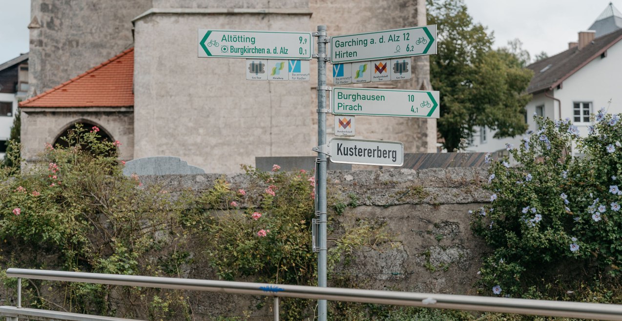 Schilderbaum in Burgkirchen a.d. Alz, &copy; Inn-Salzach Tourismus