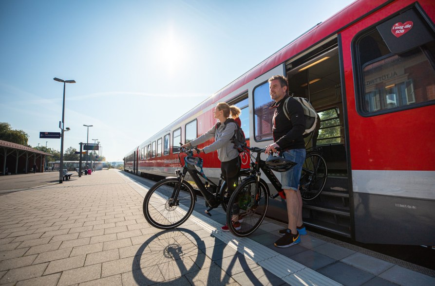 Radfahrer steigen aus dem Zug aus , &copy; Inn-Salzach Tourismus