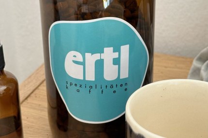 ertl.kaffee Flasche mit Bohnen, &copy; ertl.kaffee