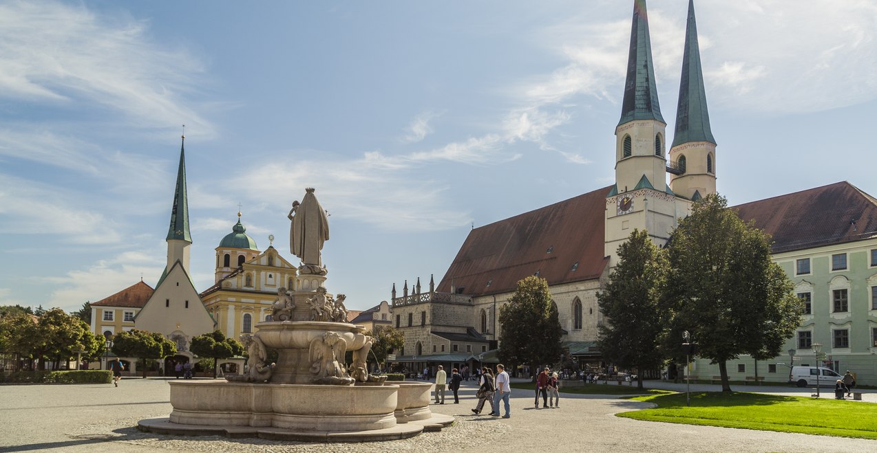 Alt&ouml;tting Kapellplatz mit Gnadenkapelle, &copy; Inn-Salzach Tourismus