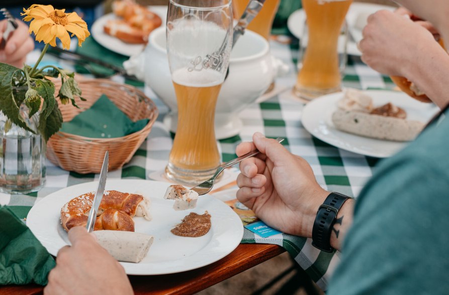 Wei&szlig;wurst-Fr&uuml;hst&uuml;ck mit Wei&szlig;bier, &copy; Inn-Salzach Tourismus