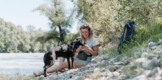 Hund und Frau am Inn, &copy; Inn-Salzach Tourismus