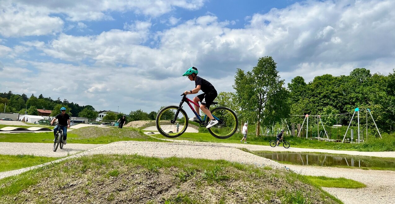 Radsportler im Bikepark Burghausen, &copy; Stadt Burghausen