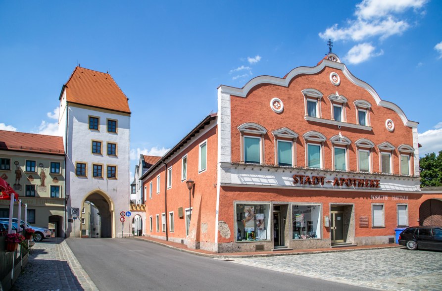 Der Stadtplatz Neumarkt-Sankt Veit mit Stadttor, &copy; Inn-Salzach Tourismus