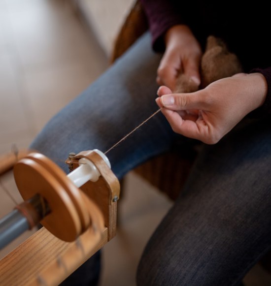 Spinnkurs bei Katrin Gartmeier bei der Niedergerner Alpaka Ranch, &copy; Inn-Salzach Tourismus