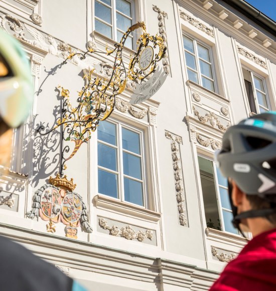 Radfahrer betrachten den Inn-Salzach Baustil, &copy; Inn-Salzach Tourismus