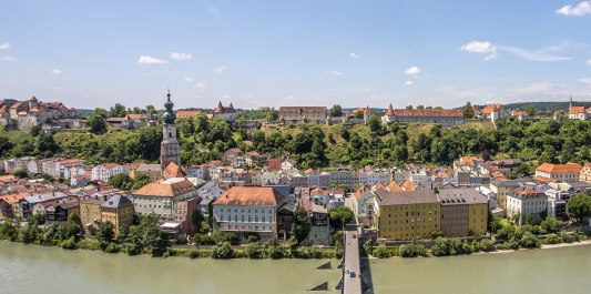 Burghausen von Ach aus, Panorama, Burg Burghausen, &copy; Tourismusverband Inn-Salzach