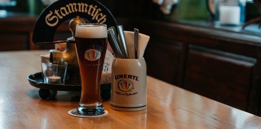 Unertl Wei&szlig;bier auf dem Stammtisch des Br&auml;ust&uuml;berls, &copy; Inn-Salzach Tourismus