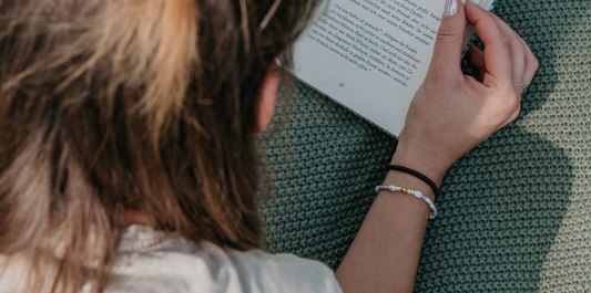 Frau beim Buch lesen am See, &copy; Inn-Salzach Tourismus