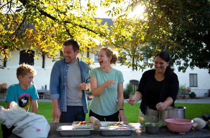 Familie beim gemeinsamen Kochkurs, &copy; Inn-Salzach Tourismus