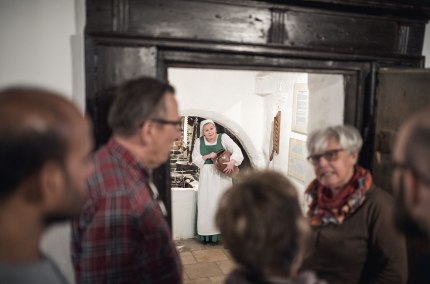 Schauspielerin und Gruppe bei F&uuml;hrung durch M&uuml;hldorf a. Inn, &copy; Inn-Salzach Tourismus