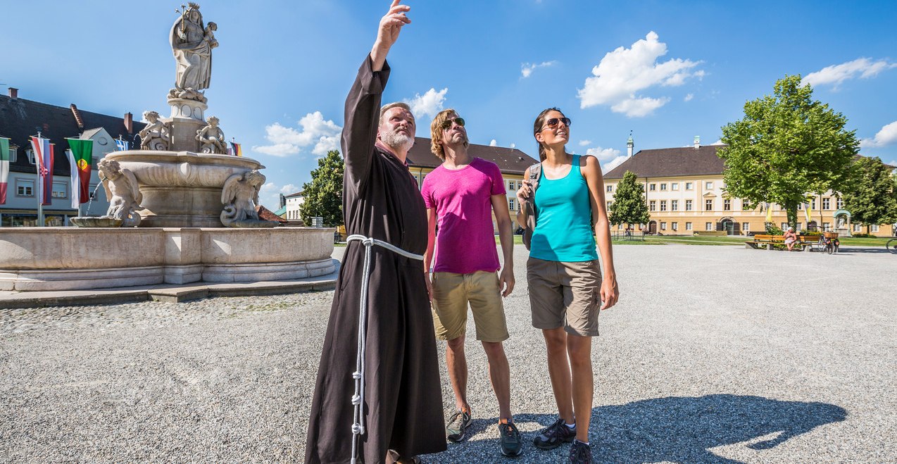 Pater mit Radfahrern am Kapellplatz Alt&ouml;tting, &copy; Inn-Salzach Tourismus