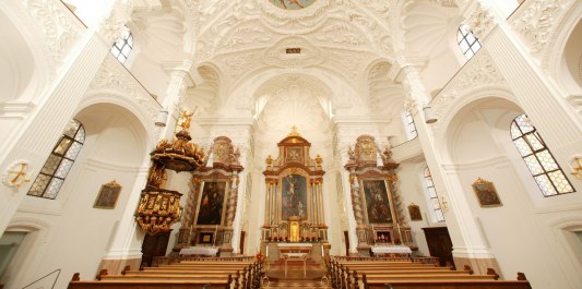 Der Innenraum der Kapuzinerkirche und des Klosters St. Magdalena auf dem Alt&ouml;ttinger Kapellplatz, &copy; Tourismusb&uuml;ro Alt&ouml;tting