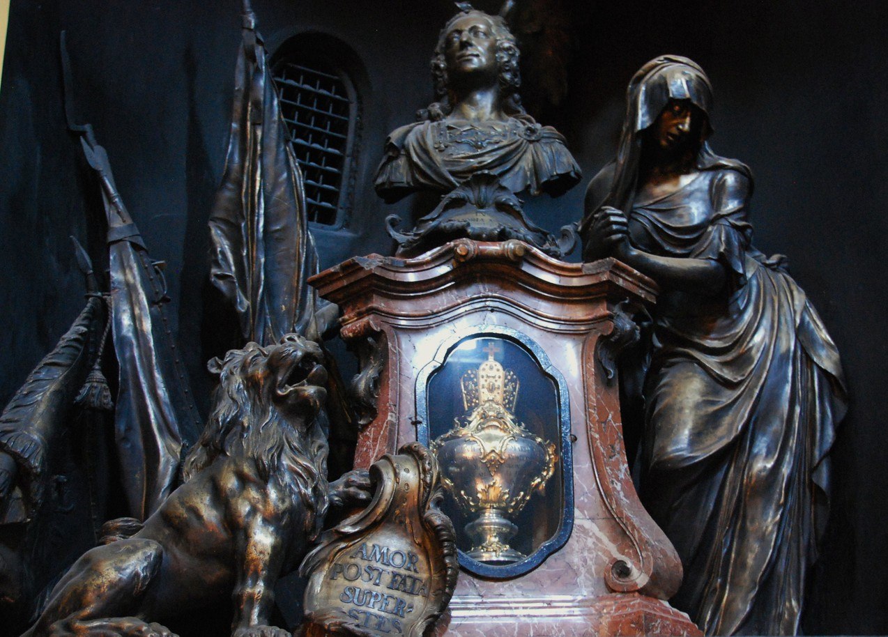 Herzurnen in der Gnadenkapelle mit den Herzen von K&ouml;nigen und Kurf&uuml;rsten