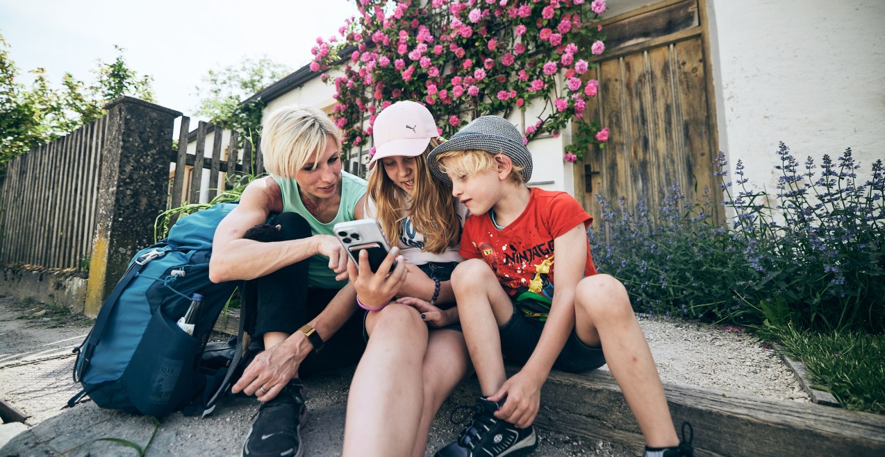 Familie liest den Inn-Salzach Newsletter am Smartphone, &copy; oberbayern.de, Tobias K&ouml;hler 